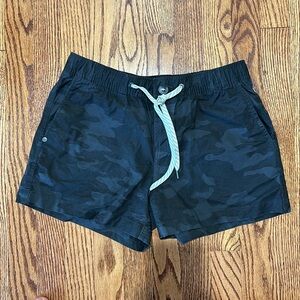 Vuori Utility Short, size small, black camo